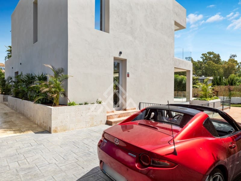 5 bedroom Villa for sale in San Pedro de Alcantara with garage - € 2,950,000 (Ref: 9424501)