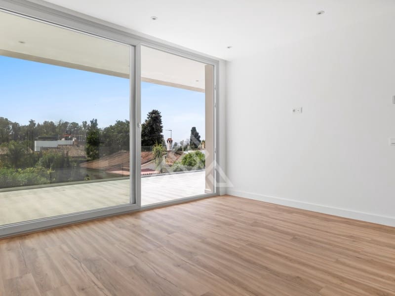 5 bedroom Villa for sale in San Pedro de Alcantara with garage - € 2,950,000 (Ref: 9424501)