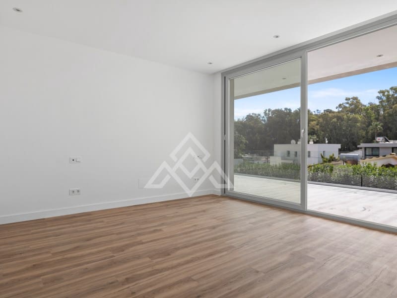 5 bedroom Villa for sale in San Pedro de Alcantara with garage - € 2,950,000 (Ref: 9424501)