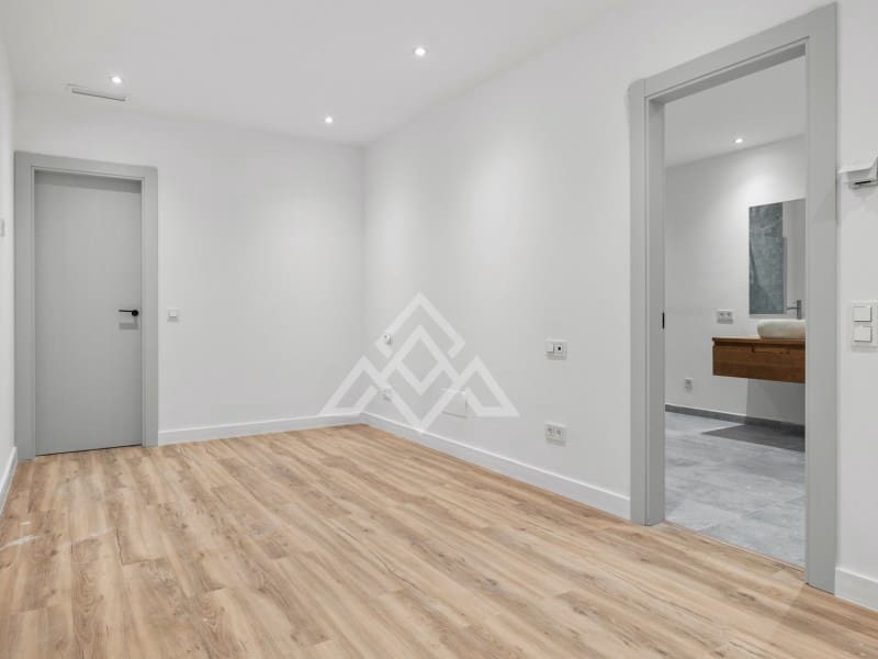 5 bedroom Villa for sale in San Pedro de Alcantara with garage - € 2,950,000 (Ref: 9424501)