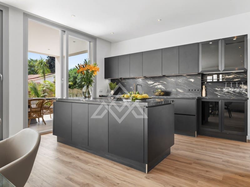 5 bedroom Villa for sale in San Pedro de Alcantara with garage - € 2,950,000 (Ref: 9424501)