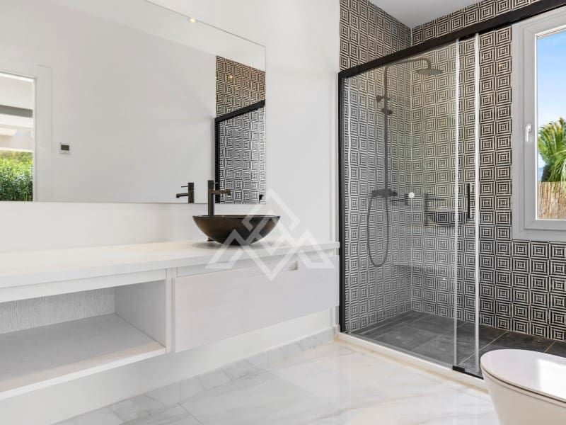 5 bedroom Villa for sale in San Pedro de Alcantara with garage - € 2,950,000 (Ref: 9424501)