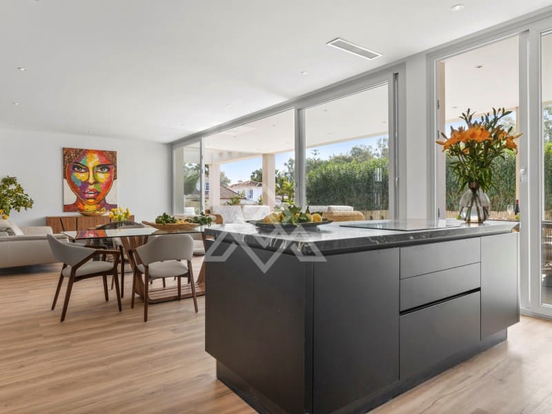 5 bedroom Villa for sale in San Pedro de Alcantara with garage - € 2,950,000 (Ref: 9424501)