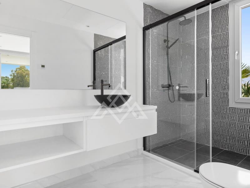 5 bedroom Villa for sale in San Pedro de Alcantara with garage - € 2,950,000 (Ref: 9424501)