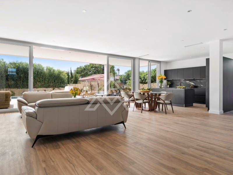 5 bedroom Villa for sale in San Pedro de Alcantara with garage - € 2,950,000 (Ref: 9424501)