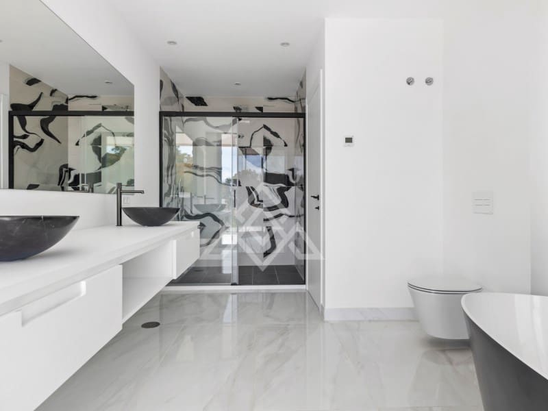 5 bedroom Villa for sale in San Pedro de Alcantara with garage - € 2,950,000 (Ref: 9424501)