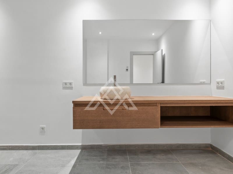 5 bedroom Villa for sale in San Pedro de Alcantara with garage - € 2,950,000 (Ref: 9424501)