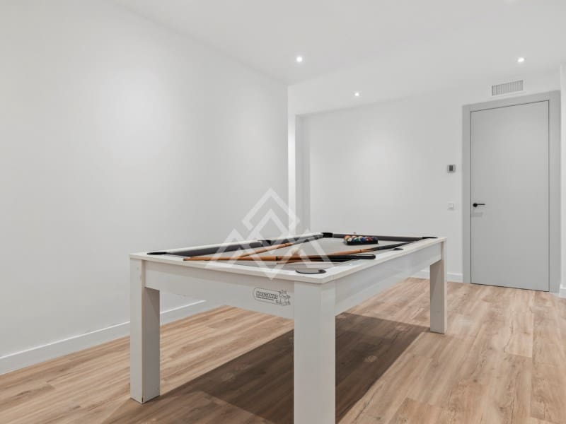 5 bedroom Villa for sale in San Pedro de Alcantara with garage - € 2,950,000 (Ref: 9424501)