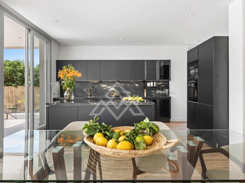 5 bedroom Villa for sale in San Pedro de Alcantara with garage - € 2,950,000 (Ref: 9424501)