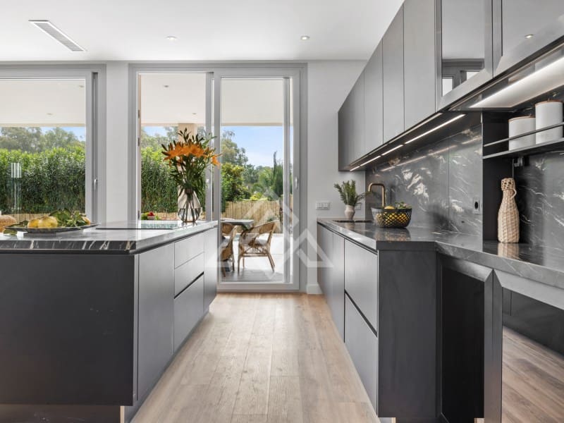 5 bedroom Villa for sale in San Pedro de Alcantara with garage - € 2,950,000 (Ref: 9424501)