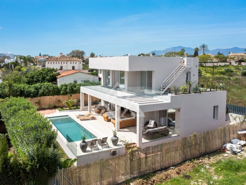 5 bedroom Villa for sale in San Pedro de Alcantara with garage - € 2,950,000 (Ref: 9424501)
