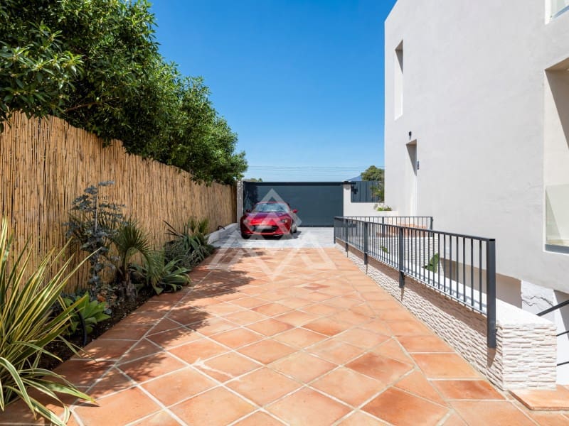 5 bedroom Villa for sale in San Pedro de Alcantara with garage - € 2,950,000 (Ref: 9424501)