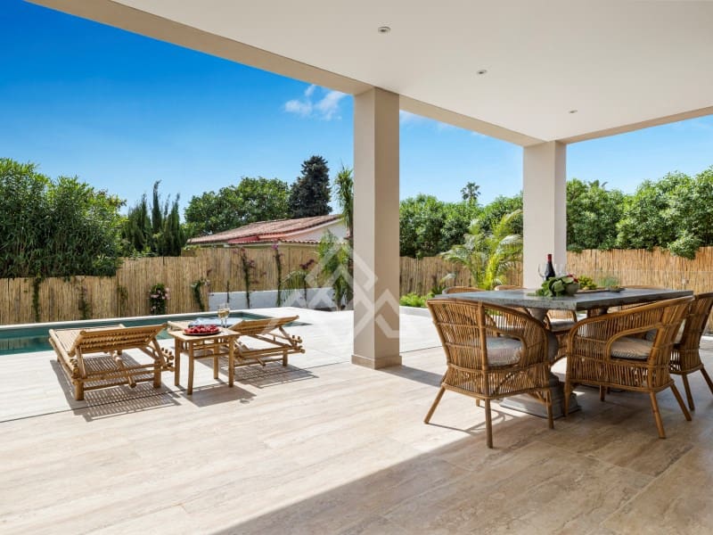 5 bedroom Villa for sale in San Pedro de Alcantara with garage - € 2,950,000 (Ref: 9424501)