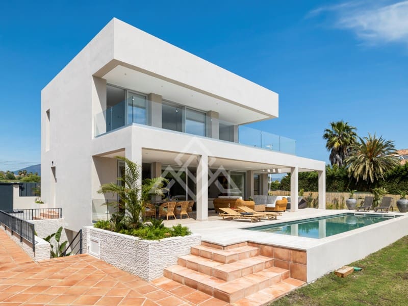 5 bedroom Villa for sale in San Pedro de Alcantara with garage - € 2,950,000 (Ref: 9424501)