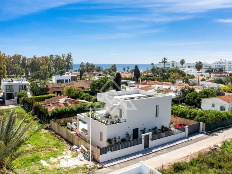 5 bedroom Villa for sale in San Pedro de Alcantara with garage - € 2,950,000 (Ref: 9424501)