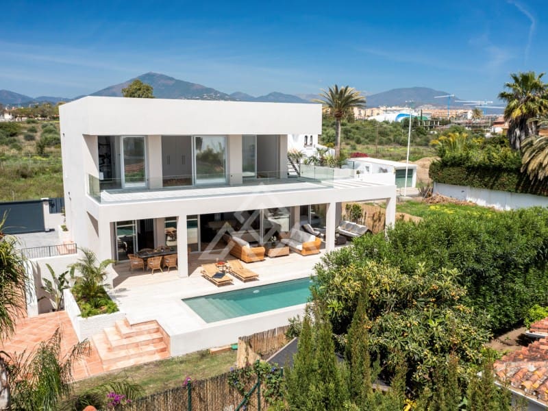 5 bedroom Villa for sale in San Pedro de Alcantara with garage - € 2,950,000 (Ref: 9424501)