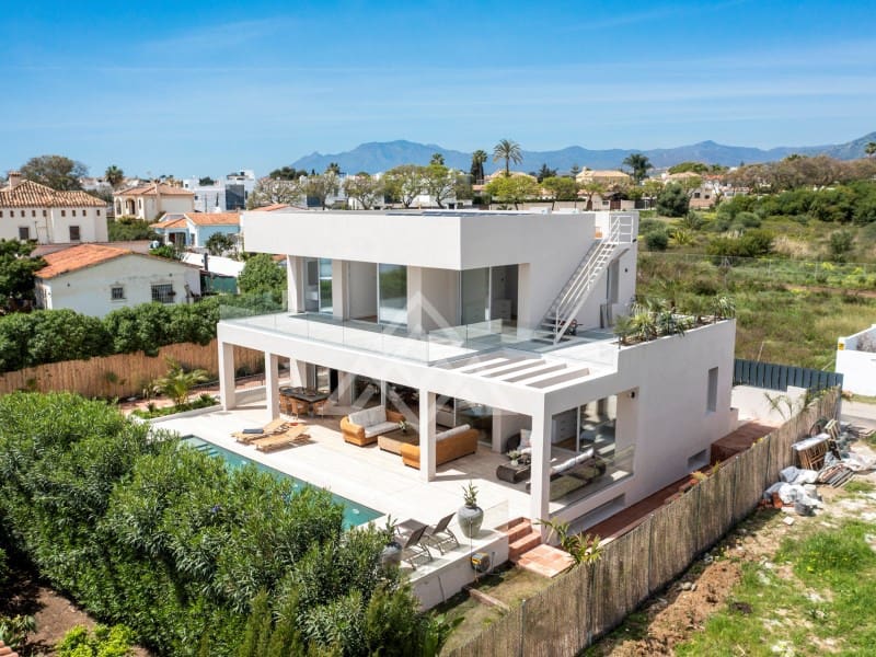 5 bedroom Villa for sale in San Pedro de Alcantara with garage - € 2,950,000 (Ref: 9424501)