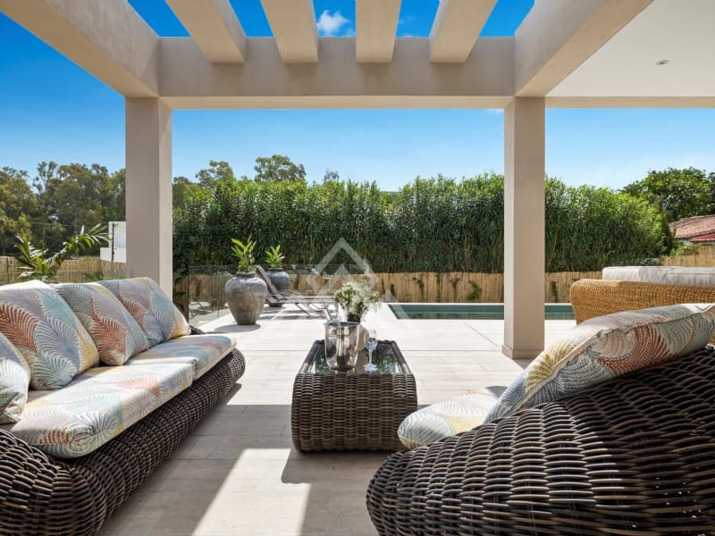 5 bedroom Villa for sale in San Pedro de Alcantara with garage - € 2,950,000 (Ref: 9424501)