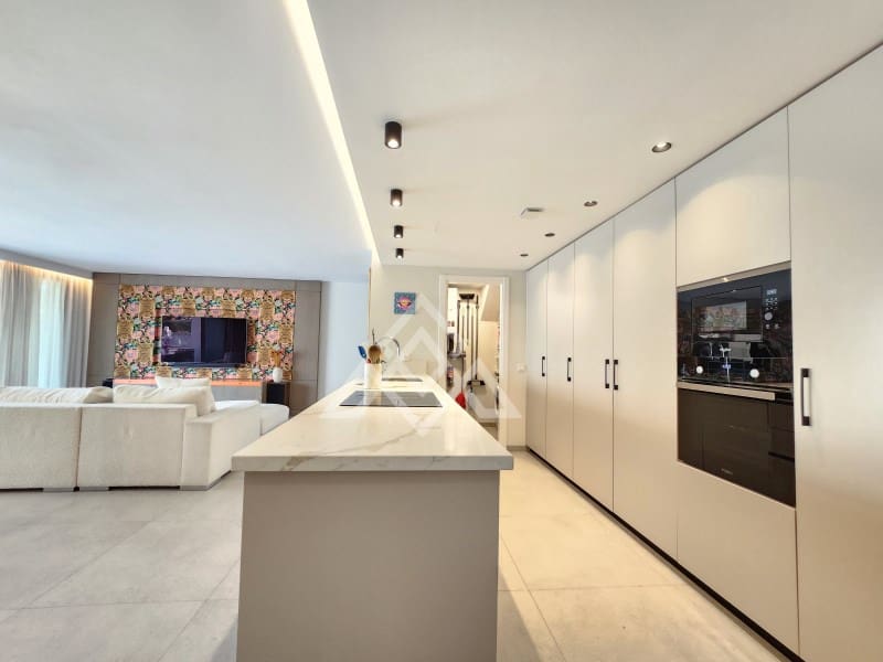 4 bedroom Penthouse for sale in San Pedro de Alcantara with garage - € 949,000 (Ref: 9491640)