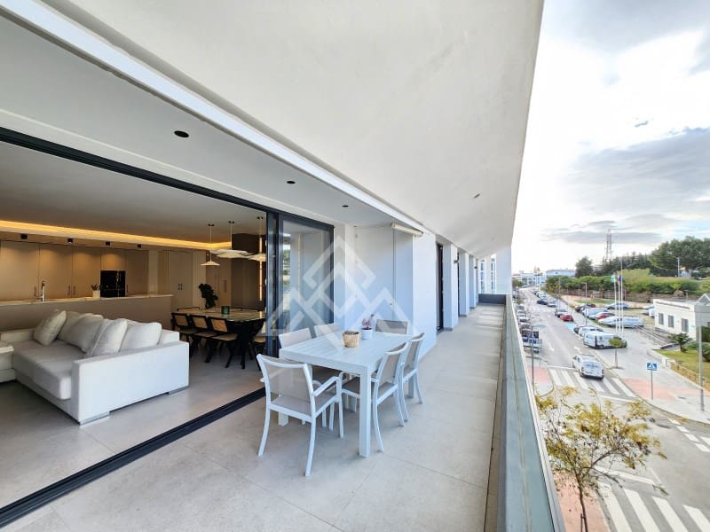 4 bedroom Penthouse for sale in San Pedro de Alcantara with garage - € 949,000 (Ref: 9491640)