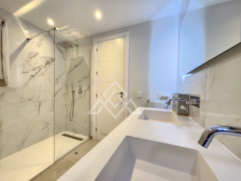 4 bedroom Penthouse for sale in San Pedro de Alcantara with garage - € 949,000 (Ref: 9491640)