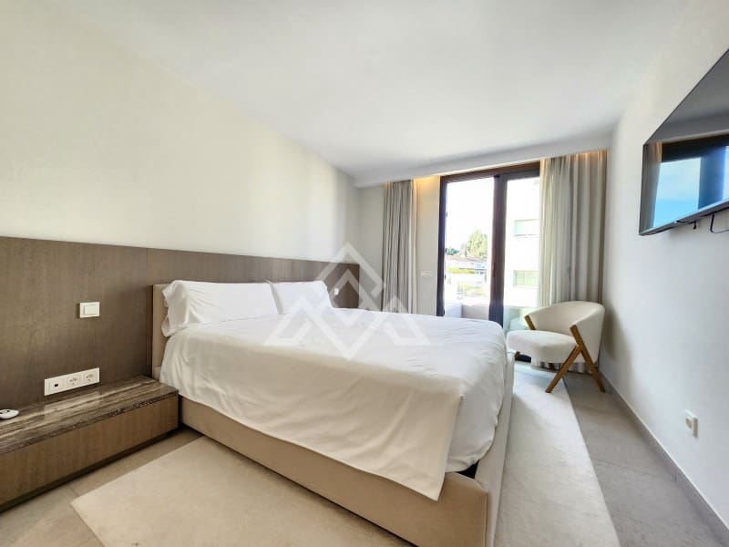 4 bedroom Penthouse for sale in San Pedro de Alcantara with garage - € 949,000 (Ref: 9491640)