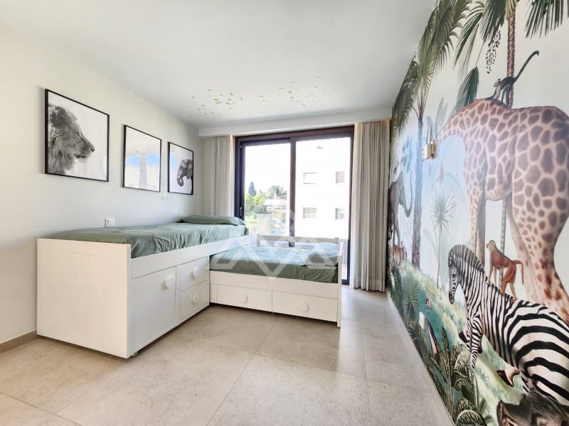 4 bedroom Penthouse for sale in San Pedro de Alcantara with garage - € 949,000 (Ref: 9491640)