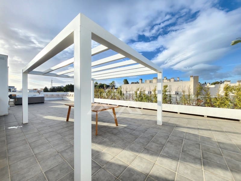 4 bedroom Penthouse for sale in San Pedro de Alcantara with garage - € 949,000 (Ref: 9491640)