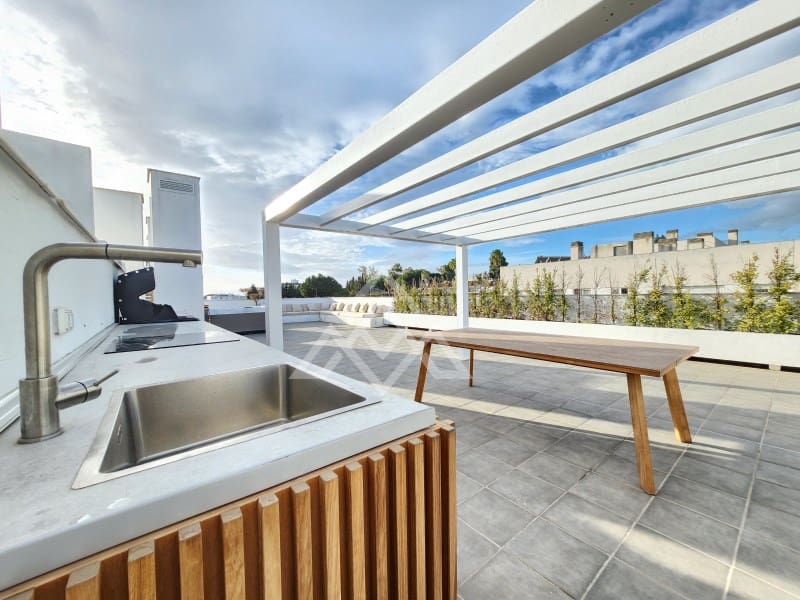 4 bedroom Penthouse for sale in San Pedro de Alcantara with garage - € 949,000 (Ref: 9491640)