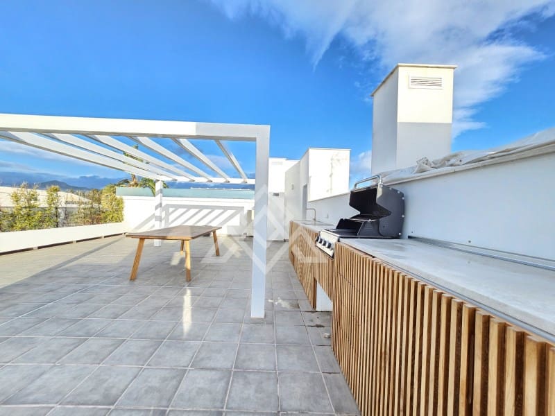4 bedroom Penthouse for sale in San Pedro de Alcantara with garage - € 949,000 (Ref: 9491640)