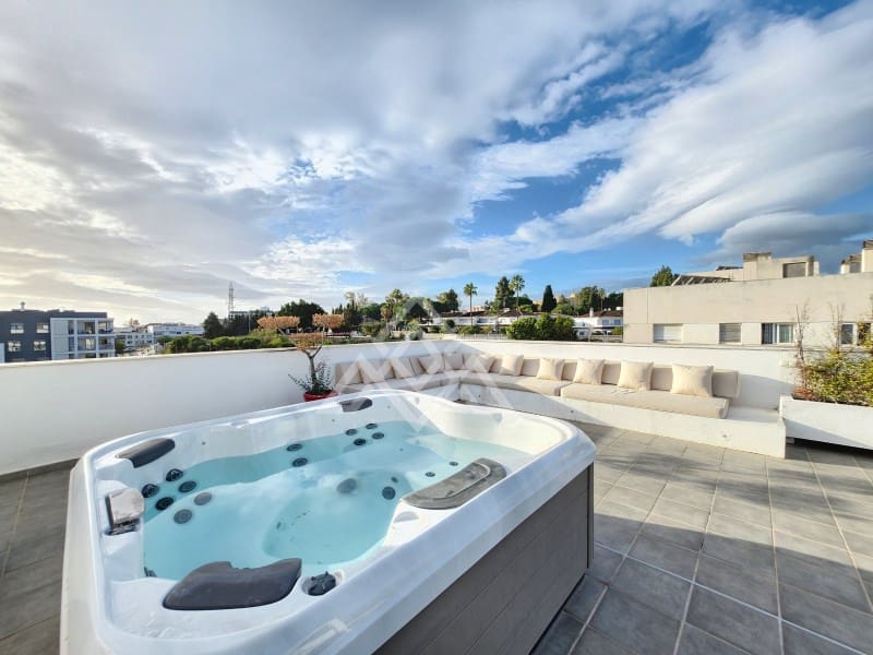 4 bedroom Penthouse for sale in San Pedro de Alcantara with garage - € 949,000 (Ref: 9491640)