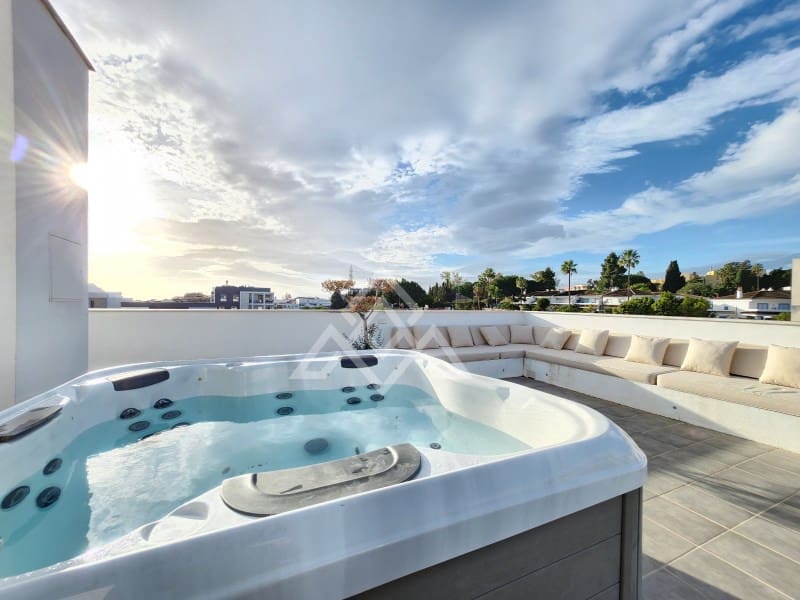 4 bedroom Penthouse for sale in San Pedro de Alcantara with garage - € 949,000 (Ref: 9491640)