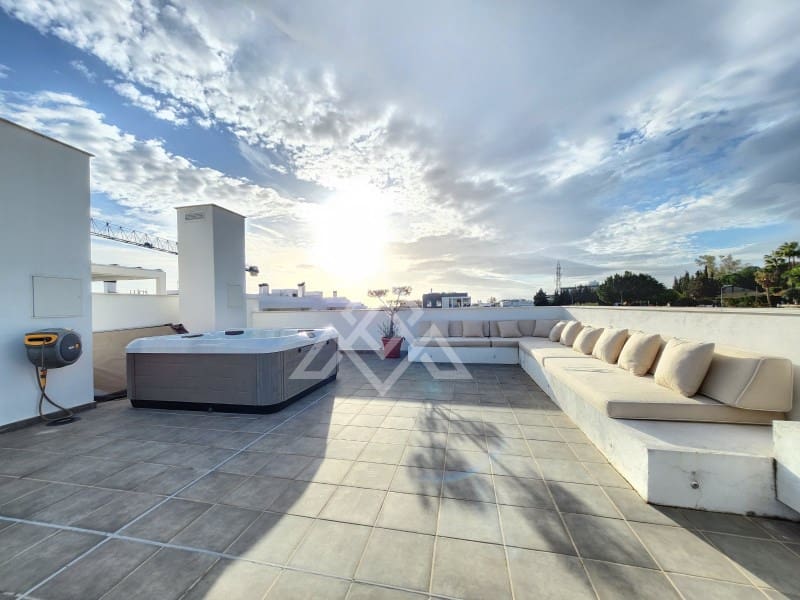 4 bedroom Penthouse for sale in San Pedro de Alcantara with garage - € 949,000 (Ref: 9491640)