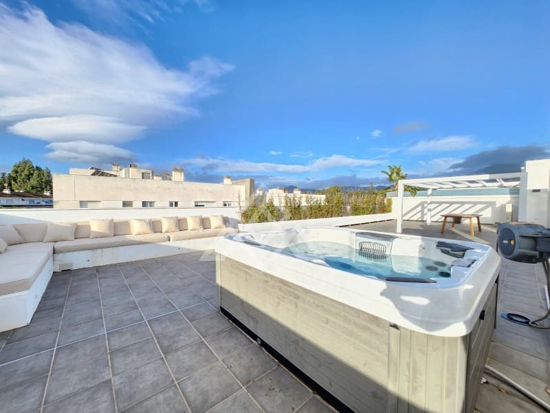 4 bedroom Penthouse for sale in San Pedro de Alcantara with garage - € 949,000 (Ref: 9491640)