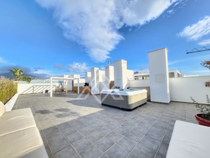4 bedroom Penthouse for sale in San Pedro de Alcantara with garage - € 949,000 (Ref: 9491640)