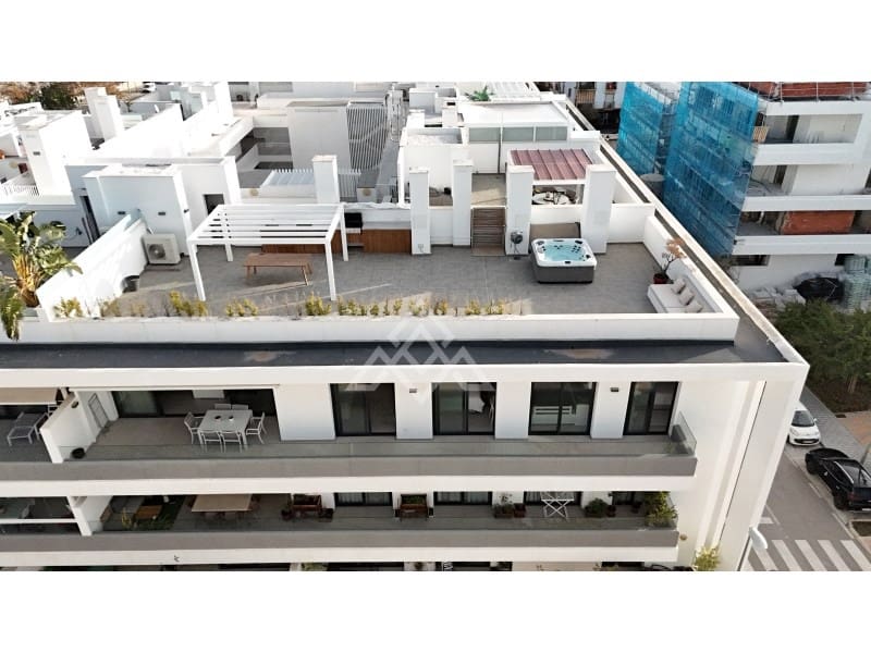 4 bedroom Penthouse for sale in San Pedro de Alcantara with garage - € 949,000 (Ref: 9491640)