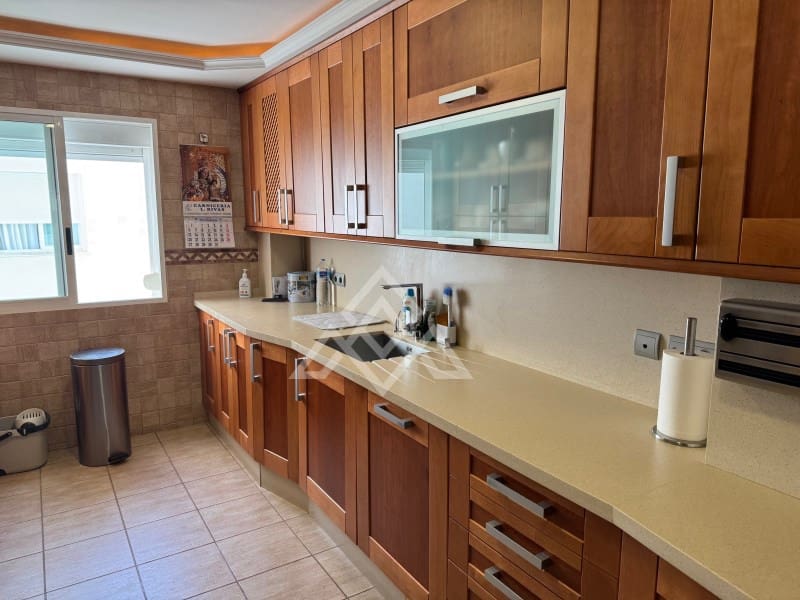 4 bedroom Penthouse for sale in Estepona with garage - € 790,000 (Ref: 9604911)