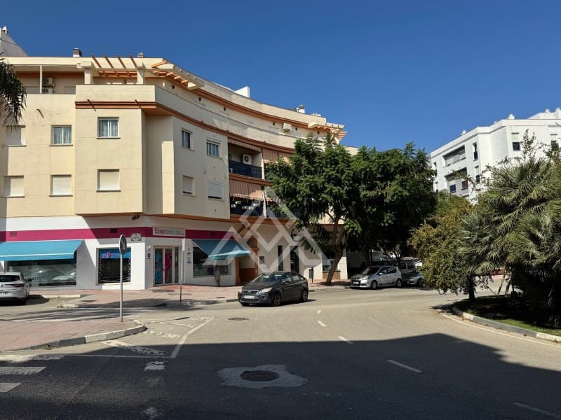 4 bedroom Penthouse for sale in Estepona with garage - € 790,000 (Ref: 9604911)