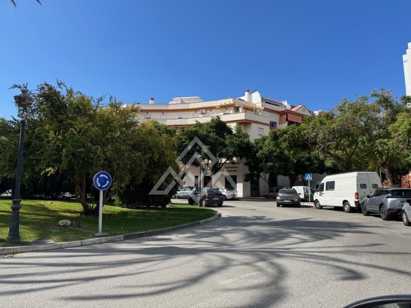 4 bedroom Penthouse for sale in Estepona with garage - € 790,000 (Ref: 9604911)