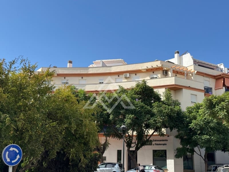 4 bedroom Penthouse for sale in Estepona with garage - € 790,000 (Ref: 9604911)