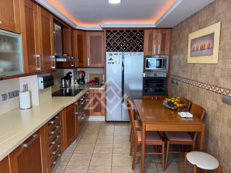 4 bedroom Penthouse for sale in Estepona with garage - € 790,000 (Ref: 9604911)