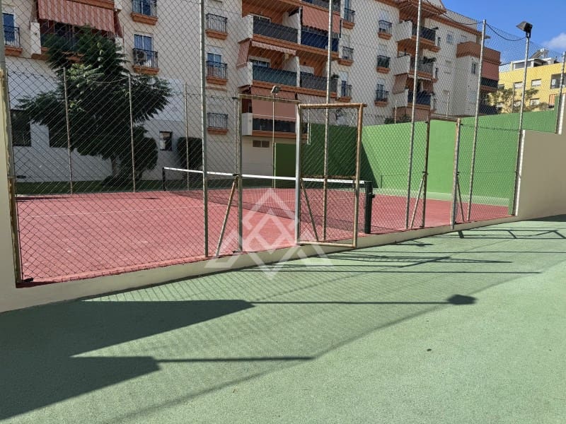 4 bedroom Penthouse for sale in Estepona with garage - € 790,000 (Ref: 9604911)