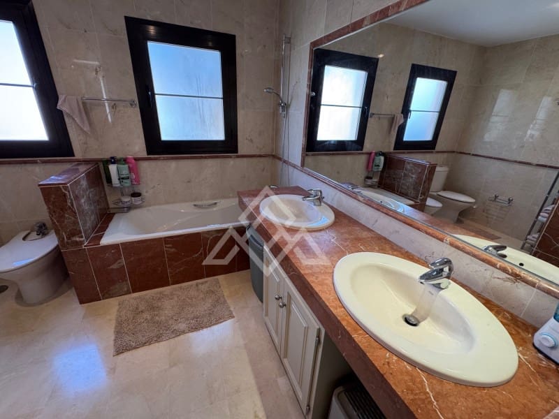 4 makuuhuone Huoneisto myytävänä paikassa New Golden Mile mukana 
autotalli - 850 000 € (Ref: 9616227)