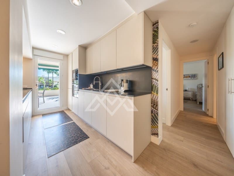 2 makuuhuone Huoneisto myytävänä paikassa Nueva Andalucia mukana 
autotalli - 630 000 € (Ref: 9651852)