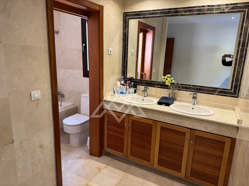 4 quarto Casa em Banda para venda em Estepona com garagem - 665 000 € (Ref: 9651853)