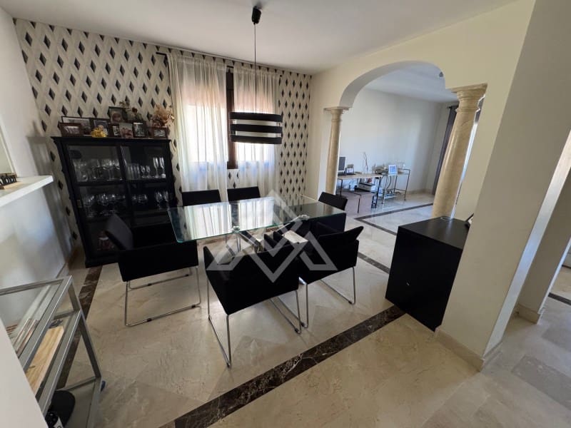 4 quarto Casa em Banda para venda em Estepona com garagem - 665 000 € (Ref: 9651853)