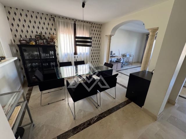 4 quarto Casa em Banda para venda em Estepona com garagem - 665 000 € (Ref: 9651853)