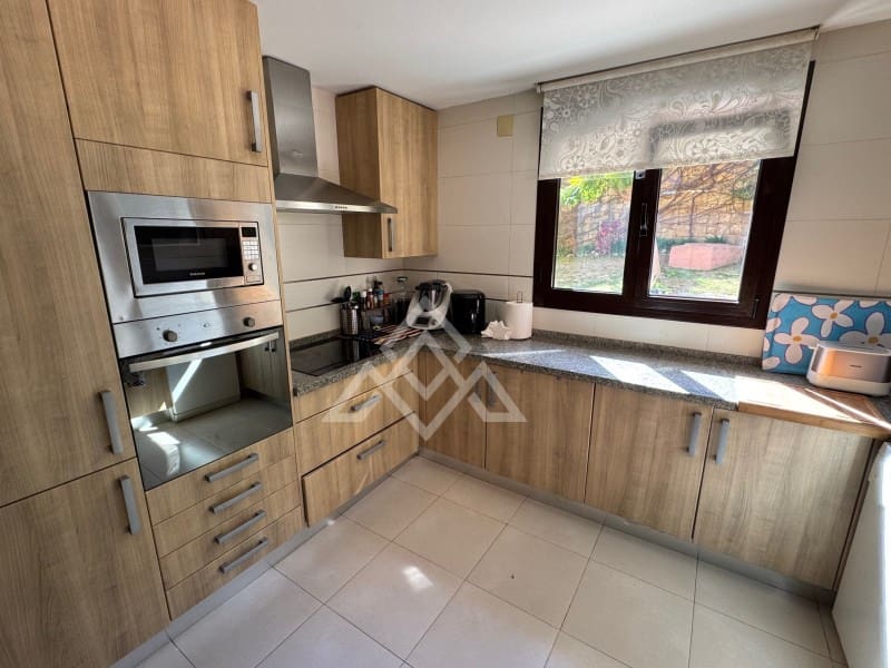 4 quarto Casa em Banda para venda em Estepona com garagem - 665 000 € (Ref: 9651853)