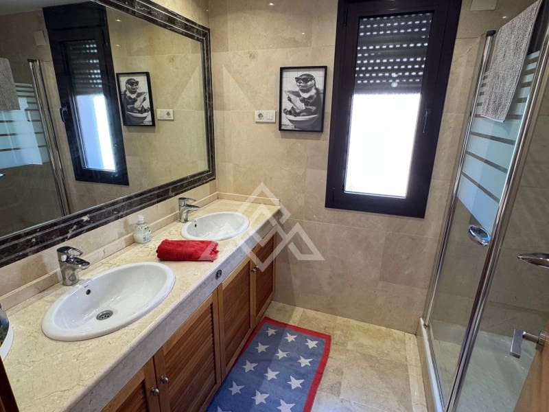 4 quarto Casa em Banda para venda em Estepona com garagem - 665 000 € (Ref: 9651853)