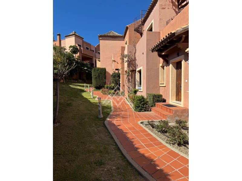 4 quarto Casa em Banda para venda em Estepona com garagem - 665 000 € (Ref: 9651853)